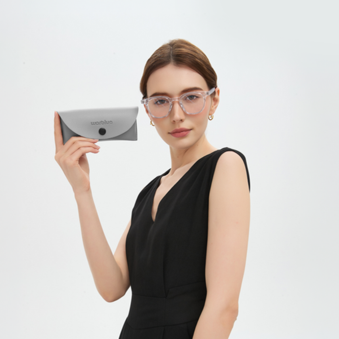 Osoba trzymająca etui ochronne Edison – okulary z oprawką Crystal