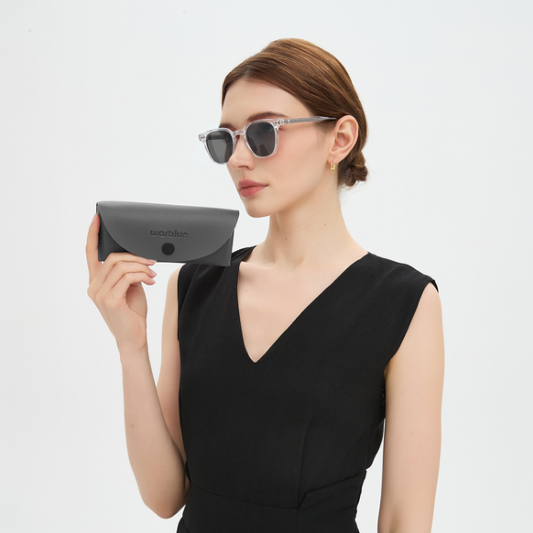 Modelka trzymająca etui ochronne Louis – okulary przeciwsłoneczne w oprawie Crystal