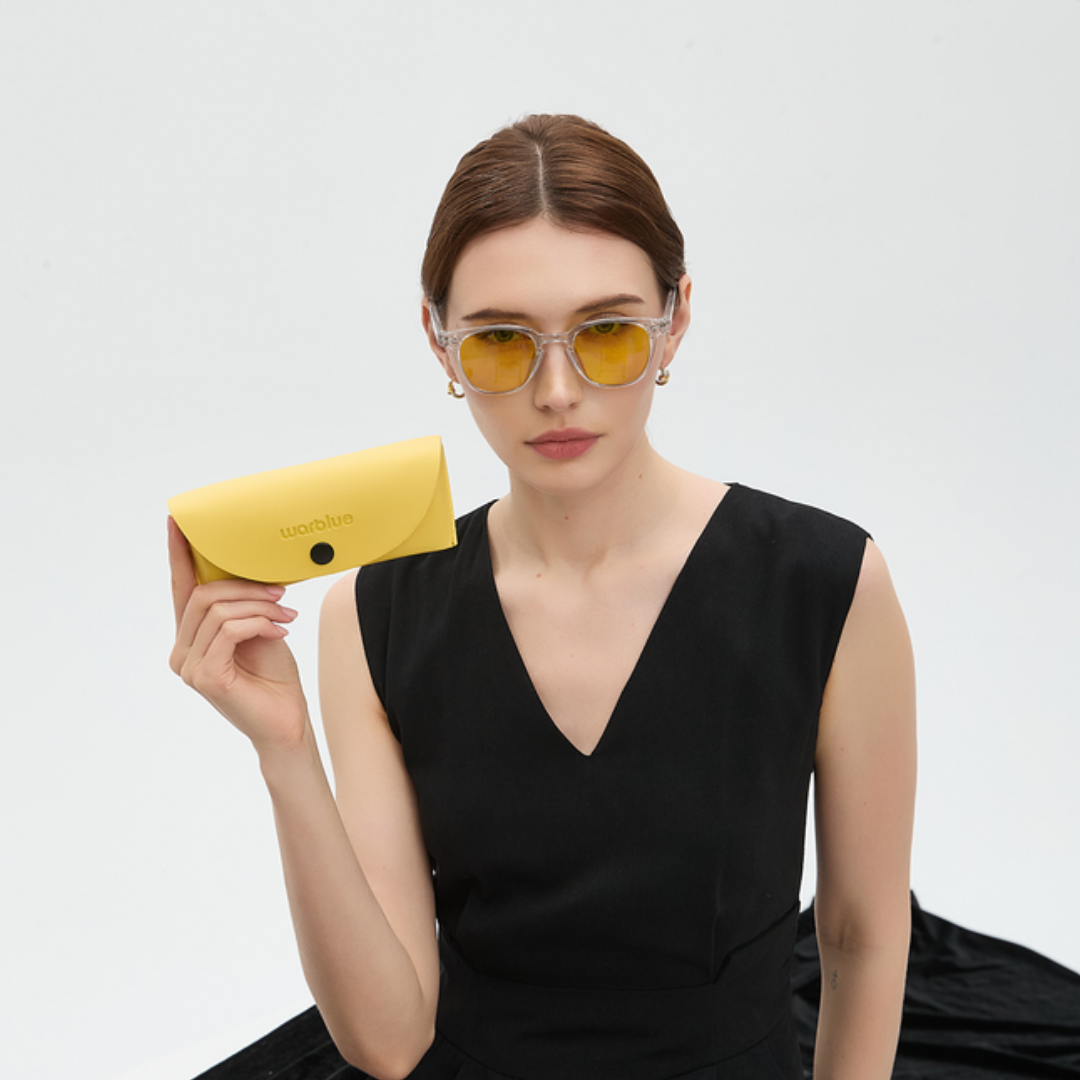 Osoba trzymająca etui ochronne Galileo – okulary z oprawką Crystal