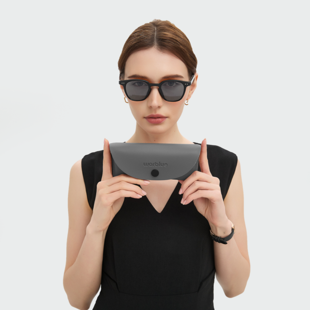 Osoba trzymająca etui ochronne Louis – okulary przeciwsłoneczne z czarną oprawką