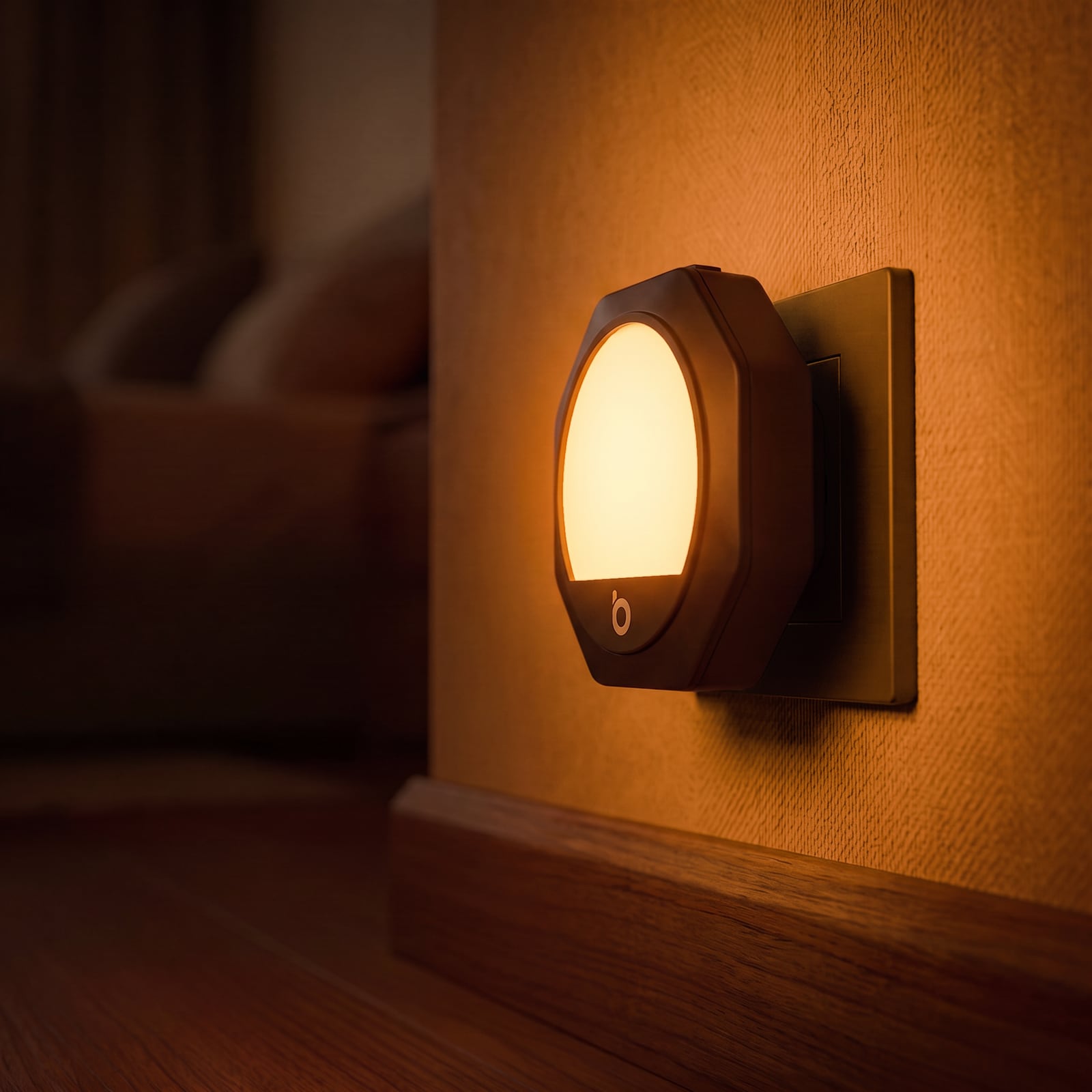 Bursztynowa lampka nocna na ścianie salonu